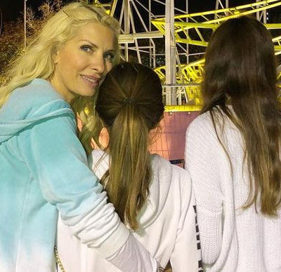 Μενεγάκη: Ο διάλογος με τον άνθρωπο που την τράβηξε φωτό με τις κόρες της στο Λούνα Παρκ