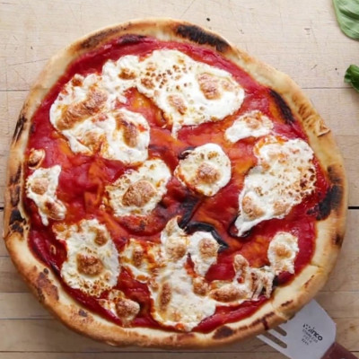 Νόστιμη και τραγανή πίτσα μαργαρίτα - Δεν υπάρχει ευκολότερη (vid)