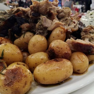 Χοιρινό μπούτι με πατάτες baby