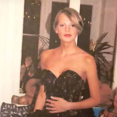 Η διάσημη σταρ στην εφηβεία της ήταν ξανθιά και με κοντά καρέ μαλλιά! Την αναγνώρισες;