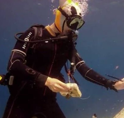 Η καλλιτέχνης που ζωγραφίζει… κάτω απ’ το νερό (vid)