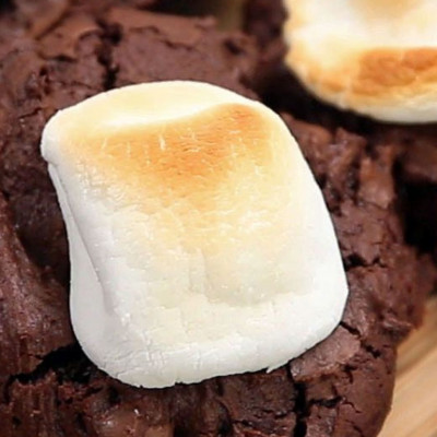 Σοκολατένια cookies με τσίλι και ζαχαρωτά (vid)