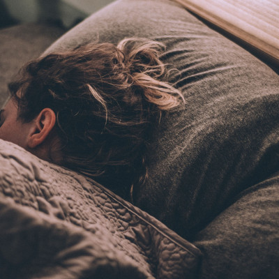 Δεν κοιμάσαι καλά το βράδυ τον τελευταίο καιρό; Δες τι πρέπει να κάνεις για να το διορθώσεις!