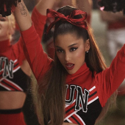 Το δαχτυλίδι που επέλεξε η Ariana Grande για να αντικαταστήσει το μονόπετρο είναι θεϊκό!