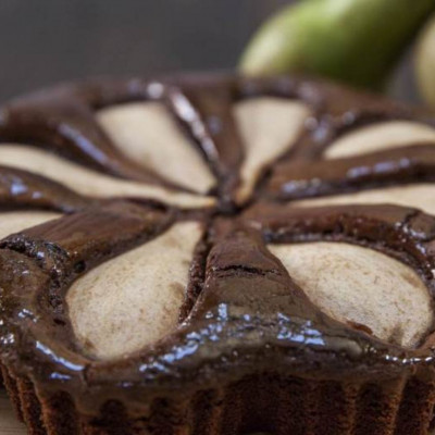 Φανταστικό σοκολατένιο κέικ με αχλάδια χωρίς μίξερ (vid)