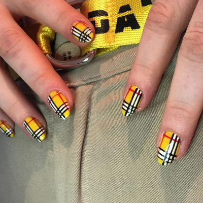 Αυτό είναι το πιο cozy nail art για το ΣΚ