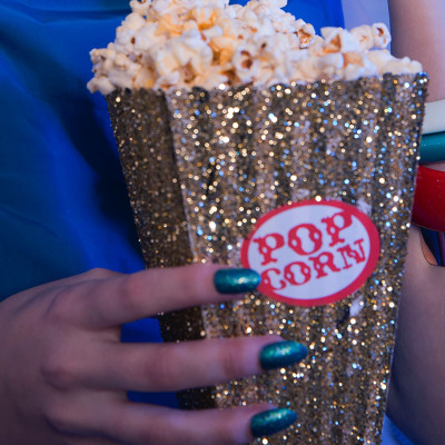 Να πώς θα φτιάξεις αστραφτερά holographic νύχια στο σπίτι σαν επαγγελματίας (video)