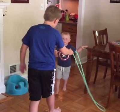 Τα παιδιά λατρεύουν το σχοινάκι! (vid)