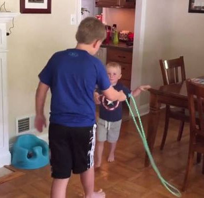 Τα παιδιά λατρεύουν το σχοινάκι! (vid)