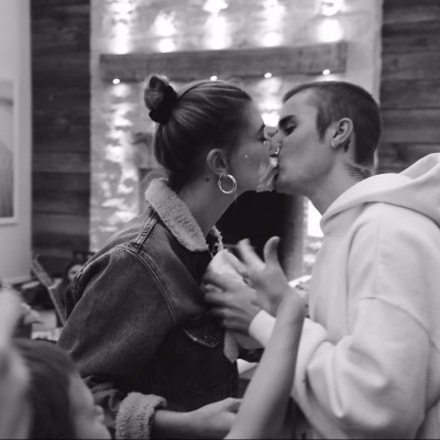 Είδες τη νέα φωτογράφιση των Justin και Hailey Bieber; Είχε κάτι πολύ διαφορετικό