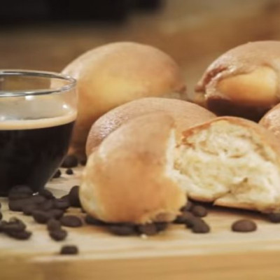 Γλυκά ψωμάκια με επικάλυψη καφέ