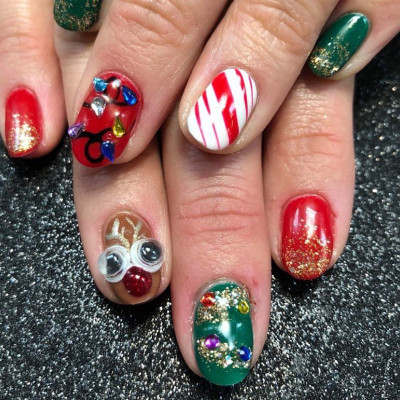 Τα #UglySweaterNails είναι εδώ για να κάνουν τα Χριστούγεννά σου τόσο κιτς όσο πρέπει
