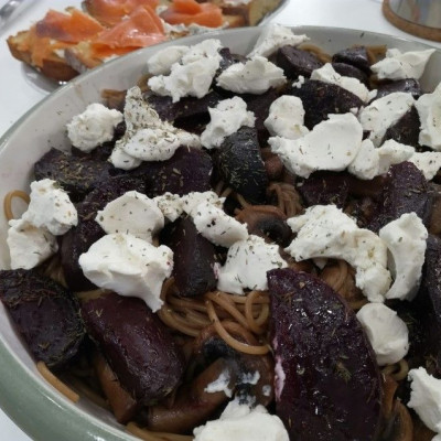 Σπαγγέτι με ψητά παντζάρια, κατσικίσιο τυρί και βαλσάμικο