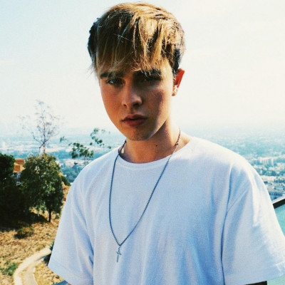 Ποιος είναι ο 18χρονος Mike Singer που διασκεύασε το διάσημο «Bella Ciao»