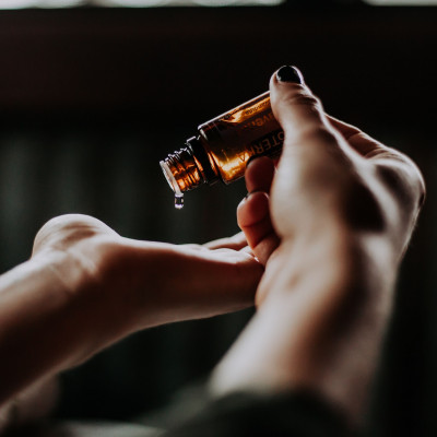 Λατρεύεις τα αιθέρια έλαια λεβάντας και τεϊόδεντρου; Να τι πρέπει να προσέξεις