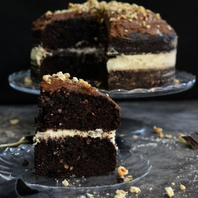 Τούρτα τριπλής σοκολάτας με φουντούκι