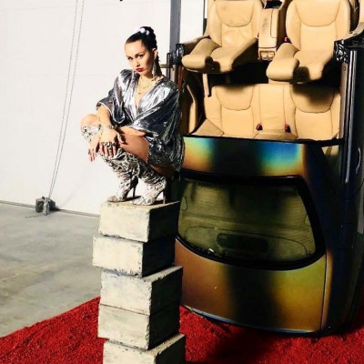 Το χριστουγεννιάτικο τραγούδι της Miley Cyrus το γνωρίζεις καλά και θα σε συγκινήσει