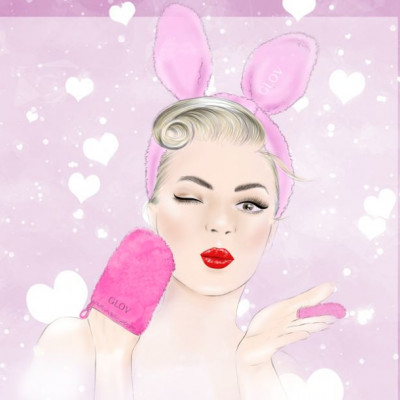 Αυτό είναι το γαντάκι που χρησιμοποιεί ο makeup artist της Kim Kardashian για το ντεμακιγιάζ της