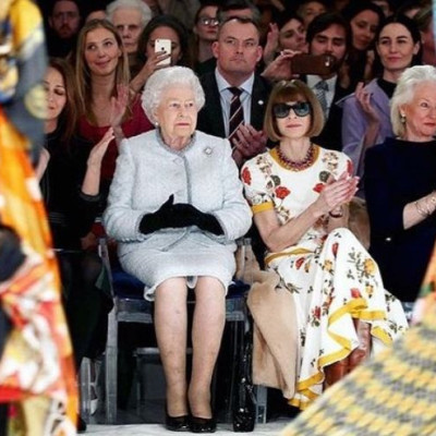 Ο σχεδιαστής που έφερε τη βασίλισσα Ελισάβετ στο show του είναι το πιο hot όνομα στη μόδα