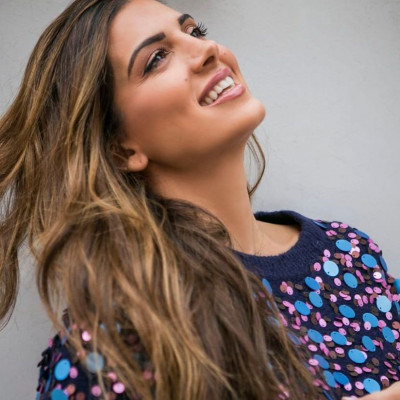 H Σταματίνα Τσιμτσιλή τα αγαπάει τα 80s και αυτό βγαίνει προς τα έξω