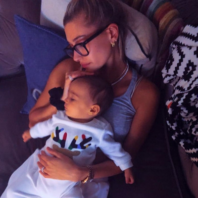 Ενθουσιασμένος ο Bieber και η Hailey Baldwin με το χριστουγεννιάτικο μωρό τους
