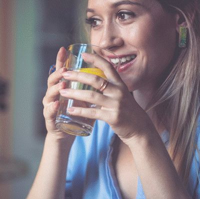 Γιατί πρέπει να πιεις πολύ νερό αυτές τις γιορτές;