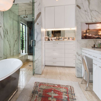 Δεκαέξι διάσημοι φωτογραφίζουν το μπάνιο τους και μας αφήνουν άφωνους (vid)