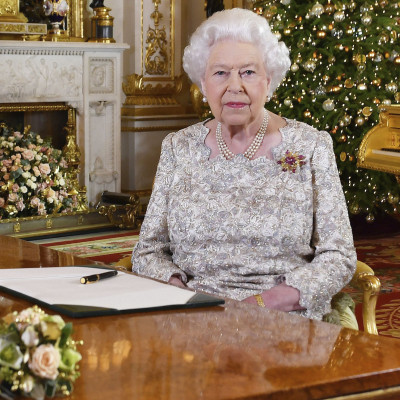 Οι έξι φωτογραφίες στο γραφείο της βασίλισσας Ελισάβετ και η ξεχωριστή σημασία τους (pics)