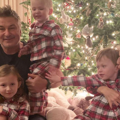 Hilaria και Alec Baldwin: Δείτε πώς περνούν τις γιορτές με τα παιδιά τους (pics)