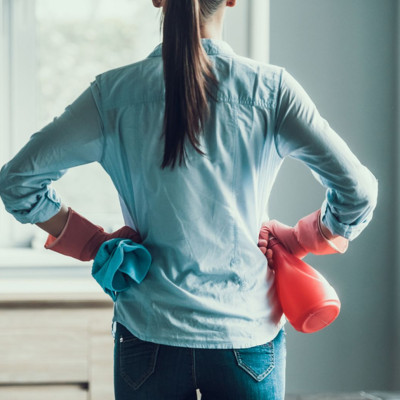 Πώς θα καθαρίσετε γρήγορα το σπίτι σας μετά το ρεβεγιόν (vid)
