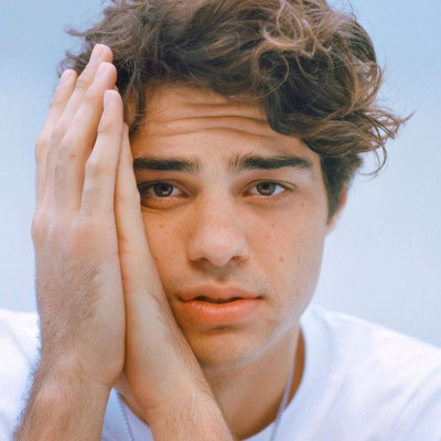 Ο Noah Centineo δοκιμάζει πράγματα που δεν έχει κάνει ποτέ πριν και το θέαμα είναι αστείο
