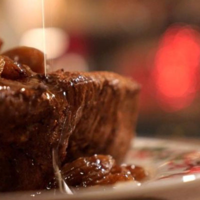 Πανεύκολη πουτίγκα με τσουρέκι και σιρόπι μελιού (vid)