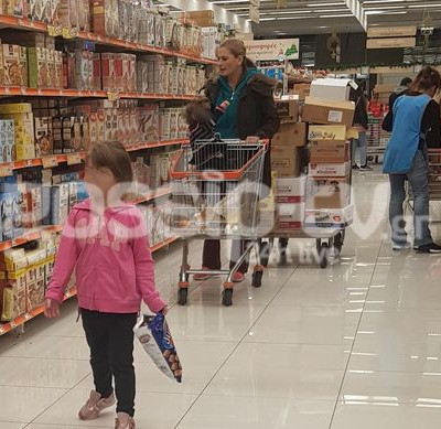 Θεοφανία Παπαθωμά: Στο super market με τα παιδιά της