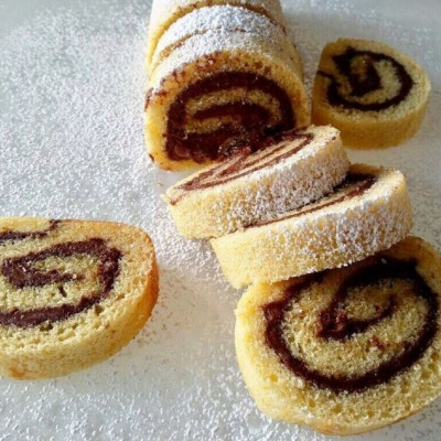 Κέικ ρόλο με γέμιση πραλίνας φουντουκιού