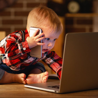 Οθόνες και παιδιά: Κάντε αυτές τις 4 ερωτήσεις στον εαυτό σας για να δείτε πόσο το «ελέγχετε»