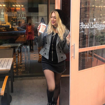 H Κωνσταντίνα Σπυροπούλου μας δείχνει ποια φούστα είναι ιδανική για γυναίκες με καμπύλες