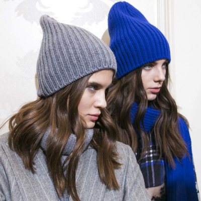 Baby it's cold outside! Δες τι να κάνεις τα μαλλιά σου όταν φοράς σκούφο, κορδέλα, κουκούλα ή καπέλο