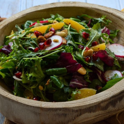 Δροσερή πράσινη σαλάτα με πορτοκάλι, ρόδι και ραπανάκια