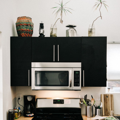 Πώς να διώξεις τα λίπη από τον φούρνο μικροκυμάτων εδώ και τώρα