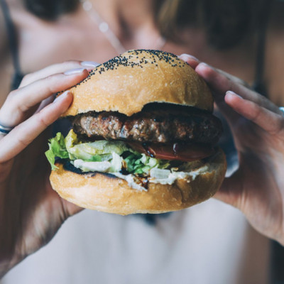 Ανθυγιεινή διατροφή στην εφηβεία: Πώς συνδέεται με την κατανάλωση αλκοόλ