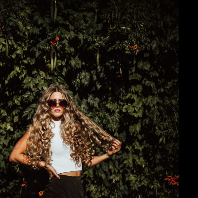 Θέλεις να αποκτήσεις κυματιστά μαλλιά μόνο με ένα λαστιχάκι; Σου έχουμε τον τέλειο τρόπο