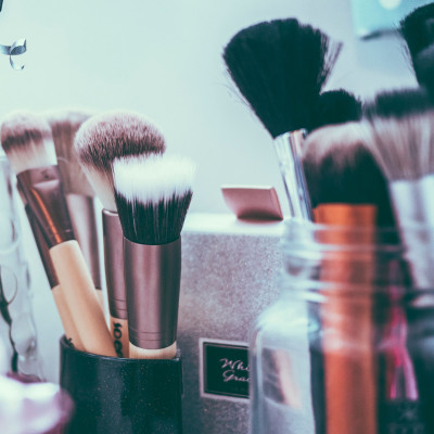 Πώς να καθαρίσεις εύκολα και γρήγορα τα πινέλα μακιγιάζ