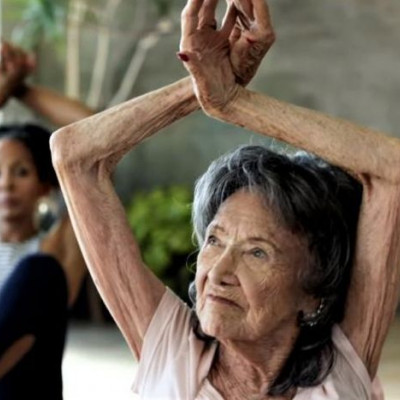 Δασκάλα yoga 100 ετών αποκαλύπτει τη «μαγική» φράση που επαναλαμβάνει κάθε πρωί