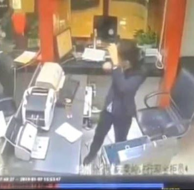 Και εκεί που δουλεύεις πέφτει από την οροφή μια… γάτα (vid)