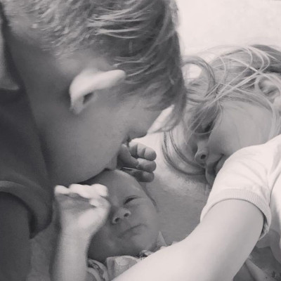 Παρουσιάστρια πόσταρε την πιο όμορφη φωτογραφία με τα τρία παιδιά της (pics)