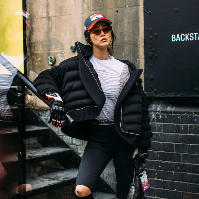 Πώς θα πετύχεις το απόλυτο sporty look: Sneakers, puffer jackets κι ό,τι χρειάζεσαι