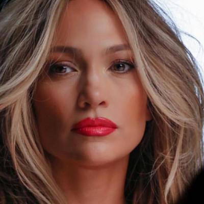 Jennifer Lopez: Λίγο πριν κλείσει τα 50 δείχνει άφοβα τις ρυτίδες της