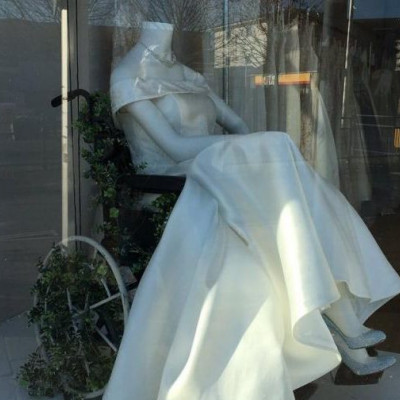 Ο οίκος νυφικών που βάζει στη βιτρίνα αμαξίδιο αποθεώθηκε και δικαίως