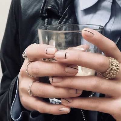 Έχεις βαρεθεί το μανικιούρ σου; Κάνε ένα από αυτά τα πανεύκολα minimal nail art από πάνω