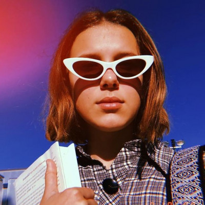 Τα αγαπημένα μας looks από τη Millie Bobby Βrown που θα λατρέψεις